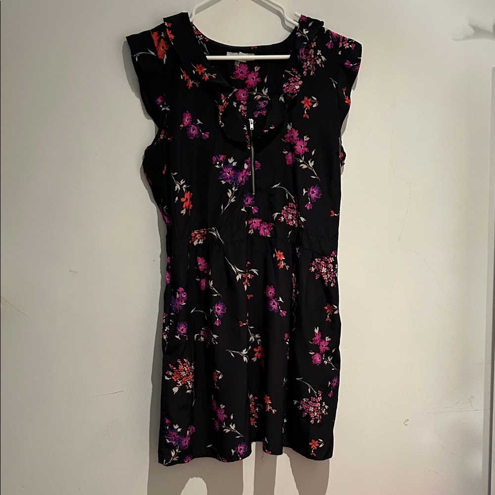Floral Black Dress With Ruffle Details And Pockets